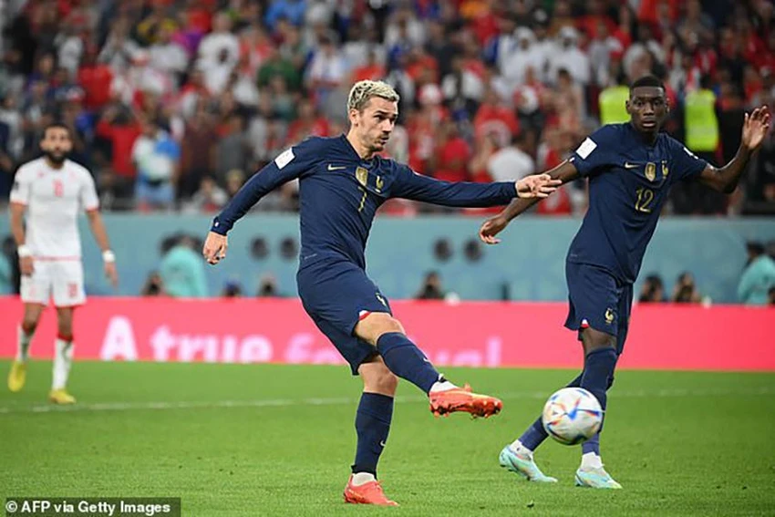 Griezmann sút tung lưới Tunisia đúng phút bù giờ cuối trận. ẢNH: GETTY Griezmann sút tung lưới Tunisia đúng phút bù giờ cuối trận. ẢNH: GETTY