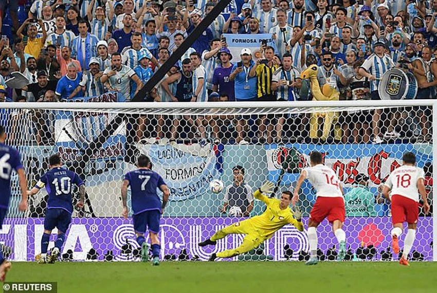... nhưng cú sút của Messi dù có lực và tương đối hiểm nhưng đã bị Szczesny bắt bài cản phá. ẢNH: REUTERS ... nhưng cú sút của Messi dù có lực và tương đối hiểm nhưng đã bị Szczesny bắt bài cản phá. ẢNH: REUTERS