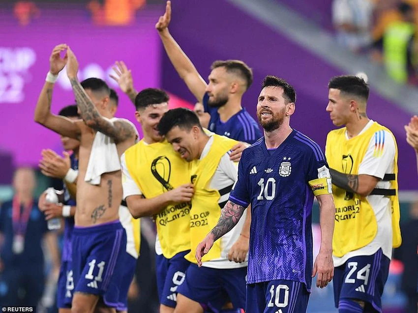 Lionel Messi và các cầu thủ Argentina vui mừng với vị trí đầu bảng C World Cup 2022. ẢNH: REUTERS Lionel Messi và các cầu thủ Argentina vui mừng với vị trí đầu bảng C World Cup 2022. ẢNH: REUTERS
