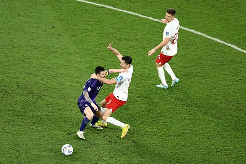 Đội trưởng Ba Lan Lewandowski cố gắng ngăn cản và phạm lỗi với đội trưởng Argentina Lionel Messi. ẢNH: GETTY Đội trưởng Ba Lan Lewandowski cố gắng ngăn cản và phạm lỗi với đội trưởng Argentina Lionel Messi. ẢNH: GETTY