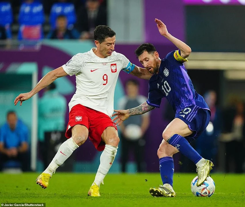 Hai siêu sao Lionel Messi và Robert Lewandowski đã có màn đối đầu không khoan nhượng. ẢNH: SHUTTERSTOCK Hai siêu sao Lionel Messi và Robert Lewandowski đã có màn đối đầu không khoan nhượng. ẢNH: SHUTTERSTOCK