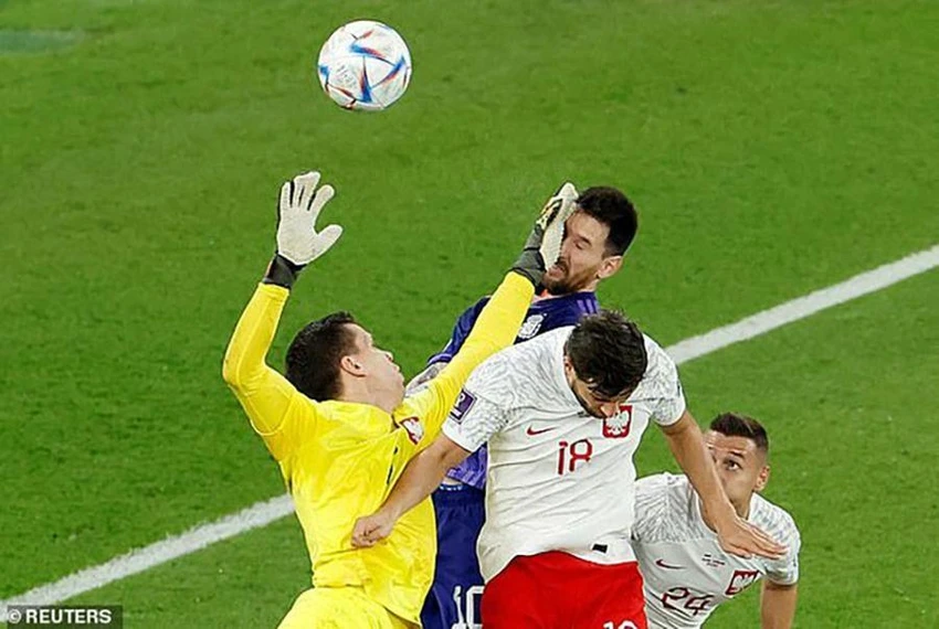 Cận cảnh tình huống Messi va chạm với Szczesny dẫn đến phạt đền. ẢNH: GETTY, REUTERS Cận cảnh tình huống Messi va chạm với Szczesny dẫn đến phạt đền. ẢNH: GETTY, REUTERS