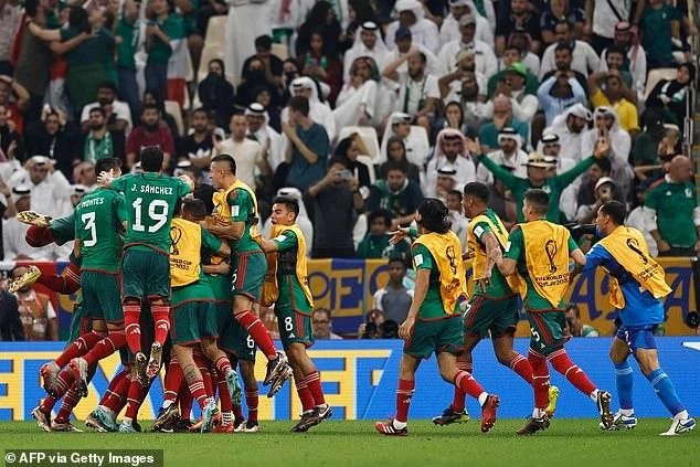 Mexico thắng Saudi Arabia vẫn bị loại. ẢNH: GETTY Mexico thắng Saudi Arabia vẫn bị loại. ẢNH: GETTY