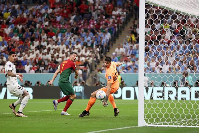 Bruno Fernandes mới là người ghi bàn cho Bồ Đào Nha trong tình huống này chứ không phải Ronaldo. ẢNH: GETTY Bruno Fernandes mới là người ghi bàn cho Bồ Đào Nha trong tình huống này chứ không phải Ronaldo. ẢNH: GETTY