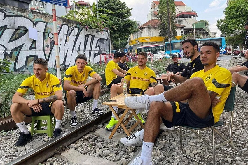 Marco Reus ngồi cà phê đường tàu Hà Nội Marco Reus ngồi cà phê đường tàu Hà Nội
