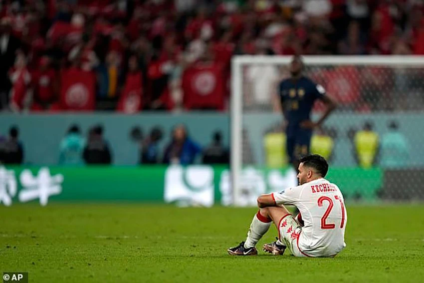 Các cầu thủ Tunisia tiếc nuối vì bị loại khỏi World Cup 2022 đầy cay đắng. ẢNH: AP Các cầu thủ Tunisia tiếc nuối vì bị loại khỏi World Cup 2022 đầy cay đắng. ẢNH: AP