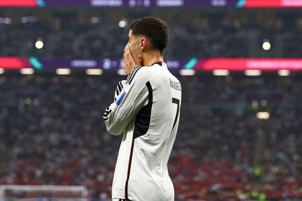 Kai Havertz ôm mặt thất vọng.