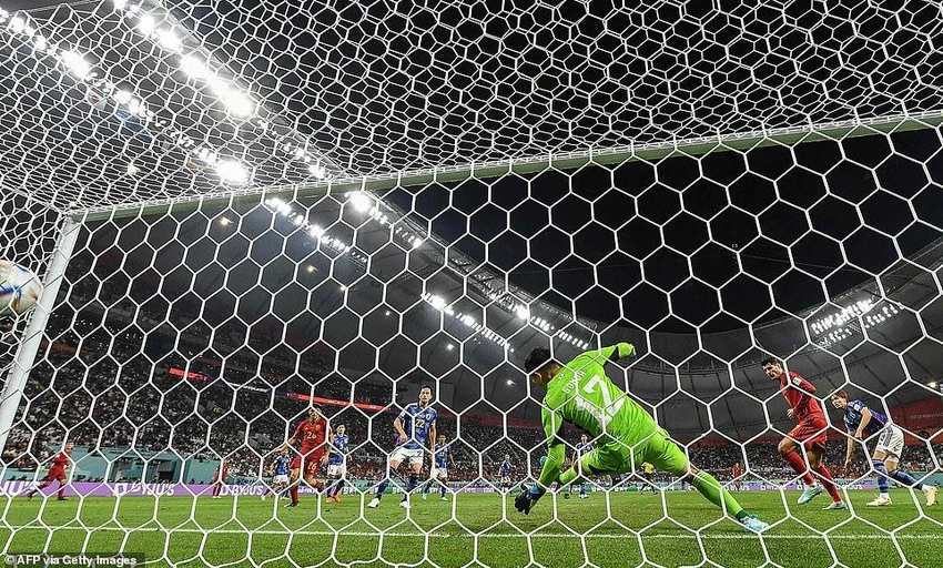 Morata đánh đầu mở tỉ số khởi đầu kịch bản điên rồ. ẢNH: GETTY Morata đánh đầu mở tỉ số khởi đầu kịch bản điên rồ. ẢNH: GETTY