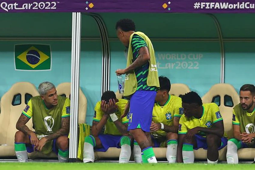 Neymar ôm mặt khóc ở khu vực băng ghế dự bị tuyển Brazil. ẢNH: GETTY Neymar ôm mặt khóc ở khu vực băng ghế dự bị tuyển Brazil. ẢNH: GETTY