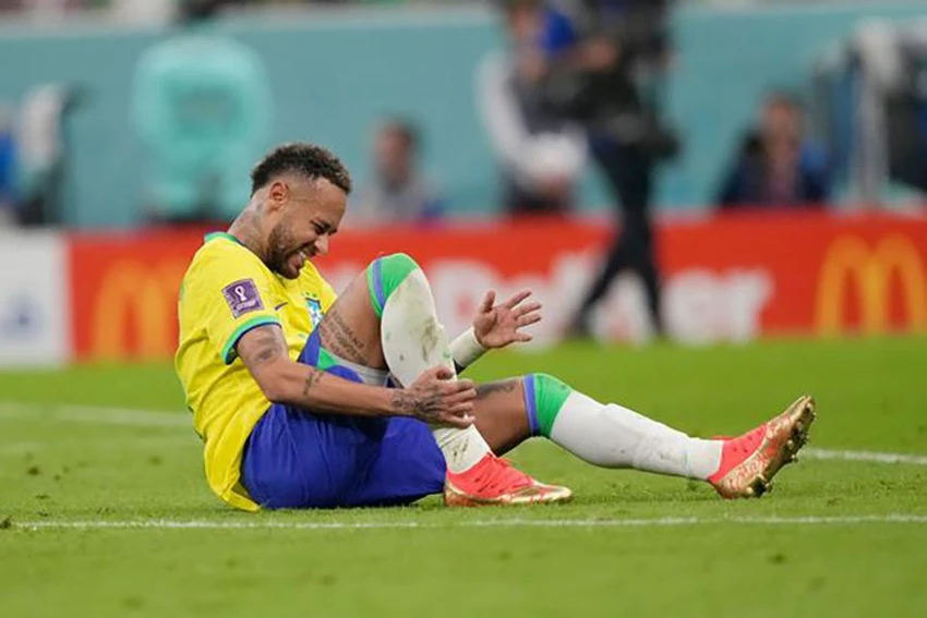 Chấn thương mắt cá chân của Neymar có vẻ ngày càng nghiêm trọng. ẢNH: REX Chấn thương mắt cá chân của Neymar có vẻ ngày càng nghiêm trọng. ẢNH: REX