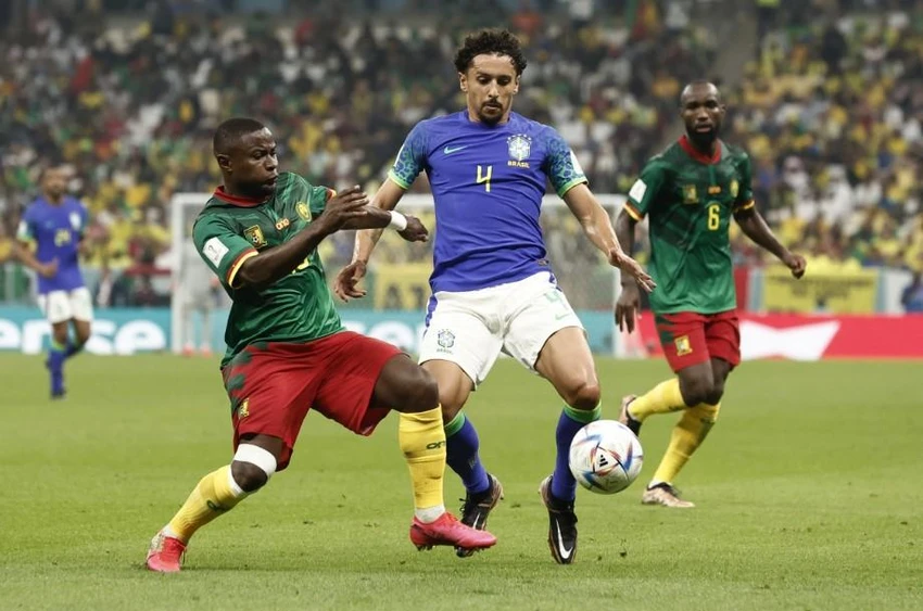 Hàng thủ Brazil thi đấu có phần chủ quan trước hàng công Cameroon. Ảnh: Getty Hàng thủ Brazil thi đấu có phần chủ quan trước hàng công Cameroon. Ảnh: Getty