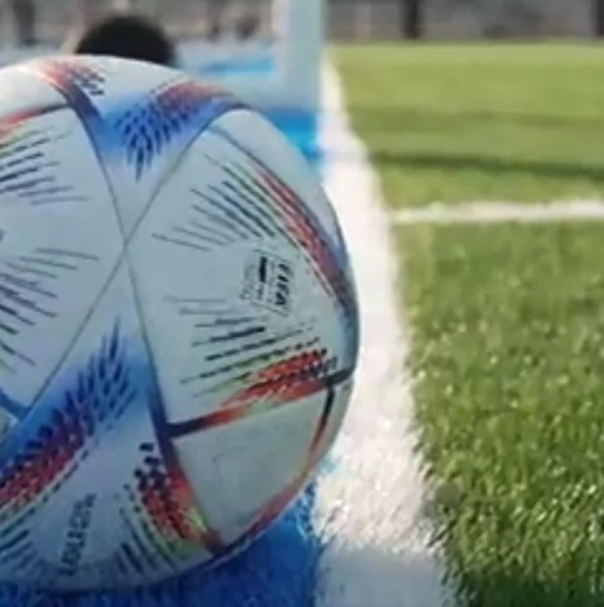 Hình ảnh công nghệ từ đoạn video mà FIFA công bố cho thấy cột khung thành nằm dưới vạch sơn. ẢNH: TWITTER Hình ảnh công nghệ từ đoạn video mà FIFA công bố cho thấy cột khung thành nằm dưới vạch sơn. ẢNH: TWITTER