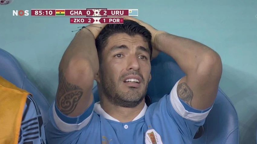Suarez ôm đầu căng thẳng. ẢNH: NOS Suarez ôm đầu căng thẳng. ẢNH: NOS