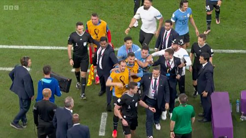 Các cầu thủ Uruguay giận dữ lao theo trọng tài. ẢNH: GETTY Các cầu thủ Uruguay giận dữ lao theo trọng tài. ẢNH: GETTY