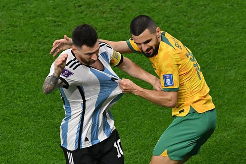 Messi bị các cầu thủ Úc theo kèm rất sát nhưng họ vẫn không thể ngăn cản anh ghi bàn. ẢNH: GETTY Messi bị các cầu thủ Úc theo kèm rất sát nhưng họ vẫn không thể ngăn cản anh ghi bàn. ẢNH: GETTY