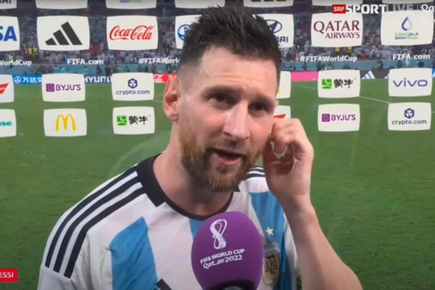 Messi đã bảo vệ đồng đội hết mình. ẢNH: MIRROR