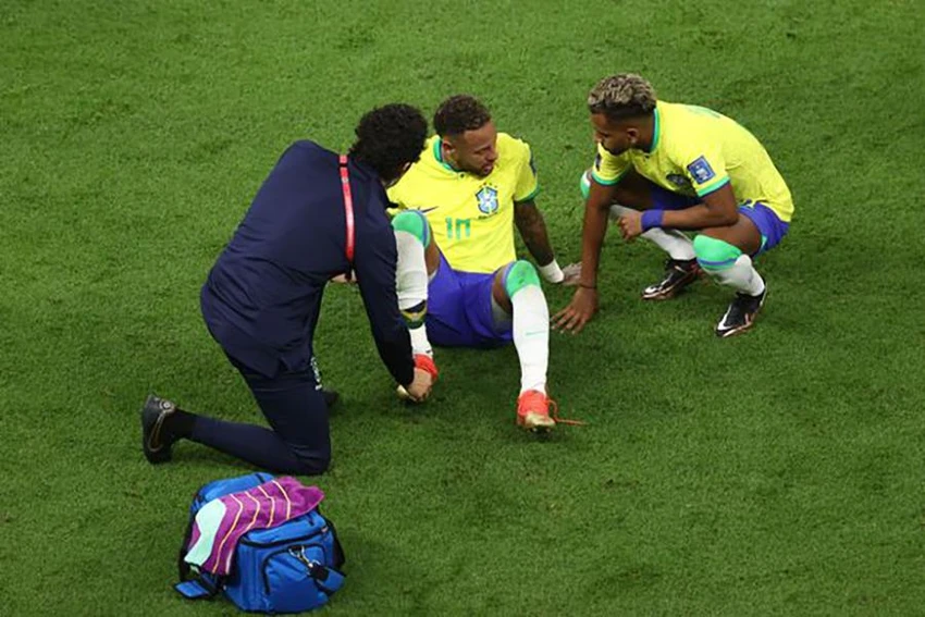 Neymar lo sợ World Cup 2022 với anh đã kết thúc sau khi dính chấn thương mắt cá. ẢNH: GETTY Neymar lo sợ World Cup 2022 với anh đã kết thúc sau khi dính chấn thương mắt cá. ẢNH: GETTY