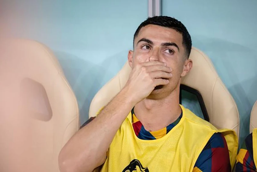 Ronaldo ngồi trên băng ghế dự bị trong trận Bồ Đào Nha thắng Thụy Sĩ 6-1. ẢNH: GETTY Ronaldo ngồi trên băng ghế dự bị trong trận Bồ Đào Nha thắng Thụy Sĩ 6-1. ẢNH: GETTY
