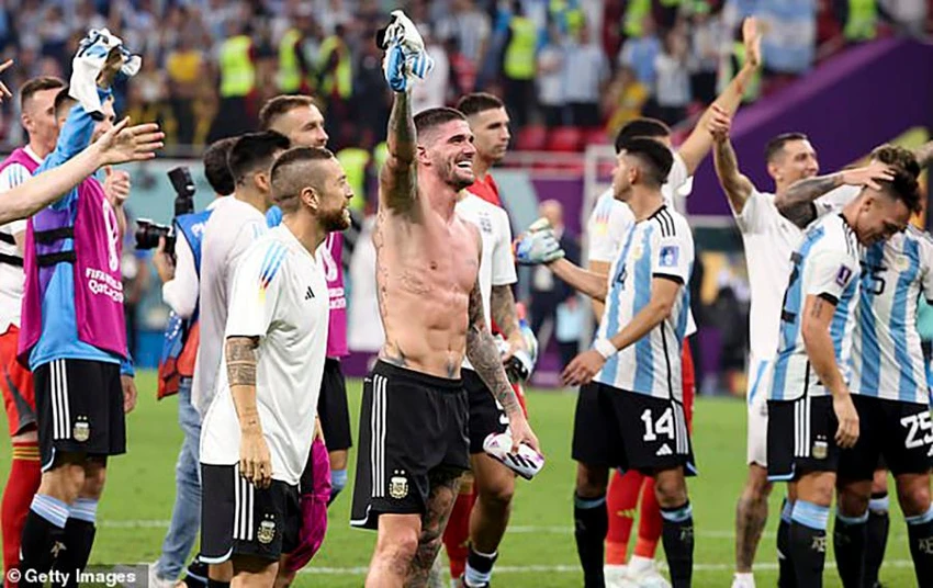 Các cầu thủ Argentina vui mừng sau khi hạ Úc ở vòng 1/8 để tạo nên cuộc hẹn với Hà Lan ở tứ kết World Cup 2022. ẢNH: GETTY