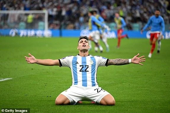 Martinez ghi bàn quyết định trên loạt luân lưu. ẢNH: GETTY