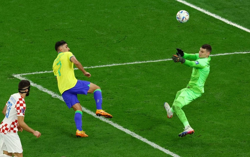Thủ thành Livakovic của Croatia là cầu thủ xuất sắc nhất trận đấu với hàng loạt pha cản phá thành bàn của Brazil. Ảnh: Getty Thủ thành Livakovic của Croatia là cầu thủ xuất sắc nhất trận đấu với hàng loạt pha cản phá thành bàn của Brazil. Ảnh: Getty
