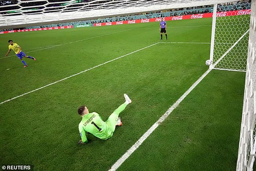 Marquinhos sút trúng cột dọc ở quả penalty thứ tư khiến Brazil chính thức bị loại khỏi World Cup. ẢNH: REUTERS