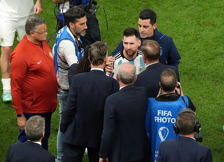 Messi lời qua tiếng lại với HLV Van Gaal. ẢNH: PA