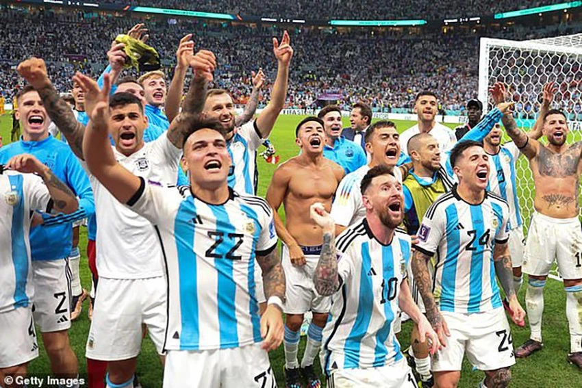 Lionel Messi và các đồng đội ăn mừng cùng các fan Argentina. ẢNH: GETTY Lionel Messi và các đồng đội ăn mừng cùng các fan Argentina. ẢNH: GETTY