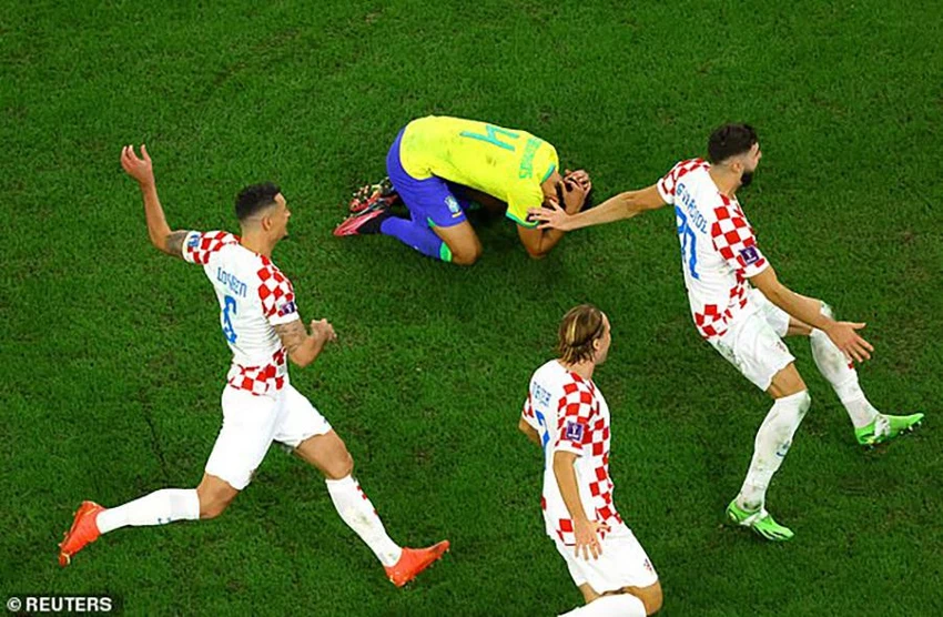 Marquinhos đổ gục xuống sân sau khi sút hỏng quả penalty định mệnh. ẢNH: REUTERS Marquinhos đổ gục xuống sân sau khi sút hỏng quả penalty định mệnh. ẢNH: REUTERS