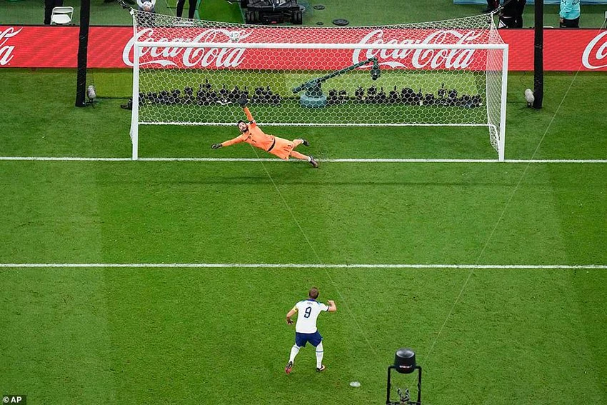 Harry Kane đá hỏng penalty vào cuối trận. ẢNH: AP Harry Kane đá hỏng penalty vào cuối trận. ẢNH: AP