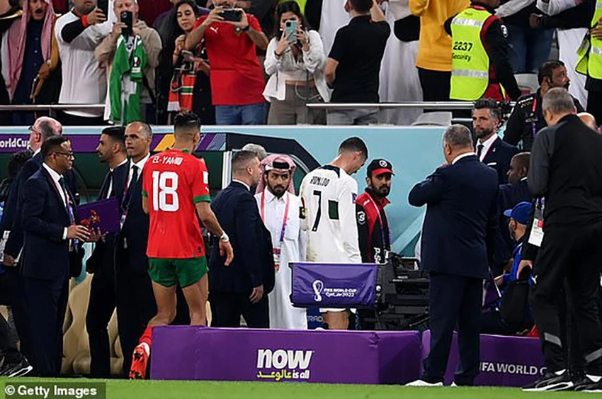 Khi bước vào đường hầm rời sân, Ronaldo mới bật khóc nức nở. Đây là kỳ World Cup cuối cùng trong sự nghiệp của anh. ẢNH: GETTY Khi bước vào đường hầm rời sân, Ronaldo mới bật khóc nức nở. Đây là kỳ World Cup cuối cùng trong sự nghiệp của anh. ẢNH: GETTY