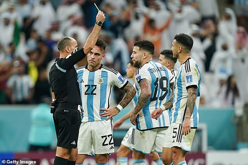 Trọng tài Lahoz rút ra đến 15 chiếc thẻ vàng phạt hai đội Argentina và Hà Lan. ẢNH: GETTY Trọng tài Lahoz rút ra đến 15 chiếc thẻ vàng phạt hai đội Argentina và Hà Lan. ẢNH: GETTY
