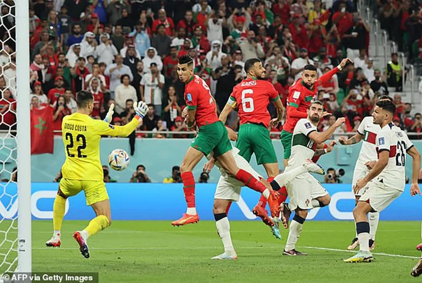 Pha đánh đầu này đã khiến giấc mơ World Cup của Bruno Fernandes và Bồ Đào Nha tan vỡ. ẢNH: GETTY Pha đánh đầu này đã khiến giấc mơ World Cup của Bruno Fernandes và Bồ Đào Nha tan vỡ. ẢNH: GETTY