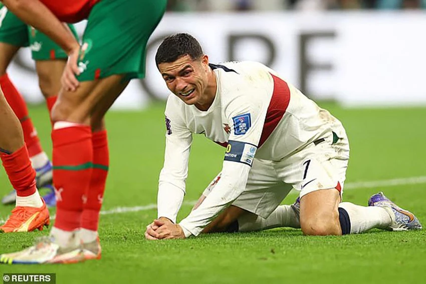 Ronaldo đổ sụp xuống bật khóc sau khi Bồ Đào Nha bị loại khỏi World Cup 2022. ẢNH: REUTERS Ronaldo đổ sụp xuống bật khóc sau khi Bồ Đào Nha bị loại khỏi World Cup 2022. ẢNH: REUTERS