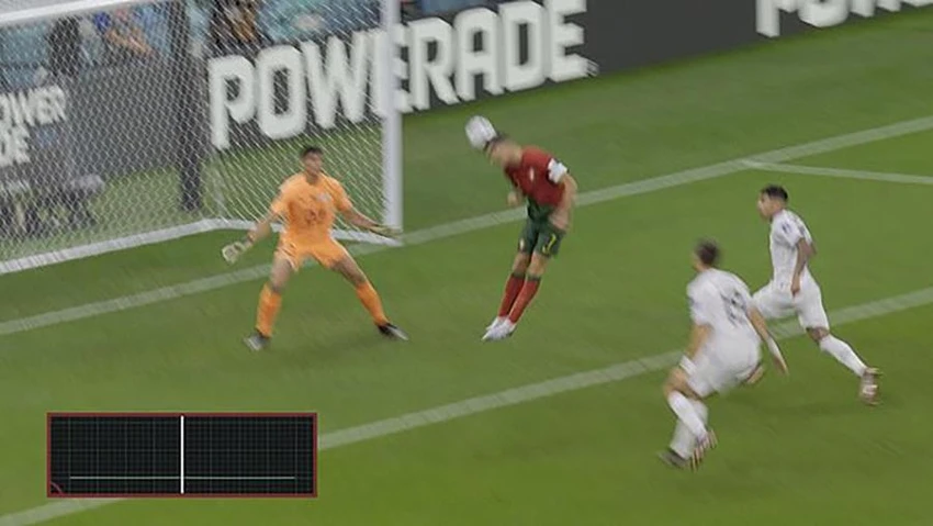 Cảm biến trên quả bóng xác định Ronaldo chưa chạm vào bóng trong bàn thắng của Bồ Đào Nha. ẢNH: DAILY MAIL