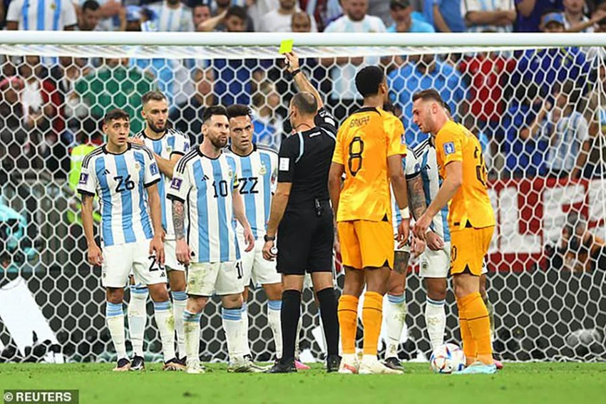 Bản thân Lionel Messi cũng nhận thẻ vàng ở phút 90+10 trong trận thắng kịch tính của Argentina trước Hà lan ở tứ kết World Cup 2022. ẢNH: REUTERS Bản thân Lionel Messi cũng nhận thẻ vàng ở phút 90+10 trong trận thắng kịch tính của Argentina trước Hà lan ở tứ kết World Cup 2022. ẢNH: REUTERS