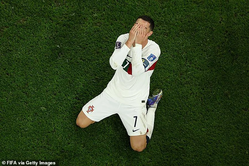 Ronaldo quỵ gối ôm mặt sau khi tiếng còi kết thúc trận Bồ Đào Nha và Morocco ở tứ kết World Cup 2022 vang lên. ẢNH: GETTY Ronaldo quỵ gối ôm mặt sau khi tiếng còi kết thúc trận Bồ Đào Nha và Morocco ở tứ kết World Cup 2022 vang lên. ẢNH: GETTY
