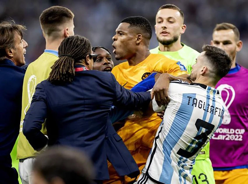 Trận đấu tứ kết World Cup 2022 giữa Argentina và Hà Lan kết thúc trong bạo lực. ẢNH: GETTY Trận đấu tứ kết World Cup 2022 giữa Argentina và Hà Lan kết thúc trong bạo lực. ẢNH: GETTY