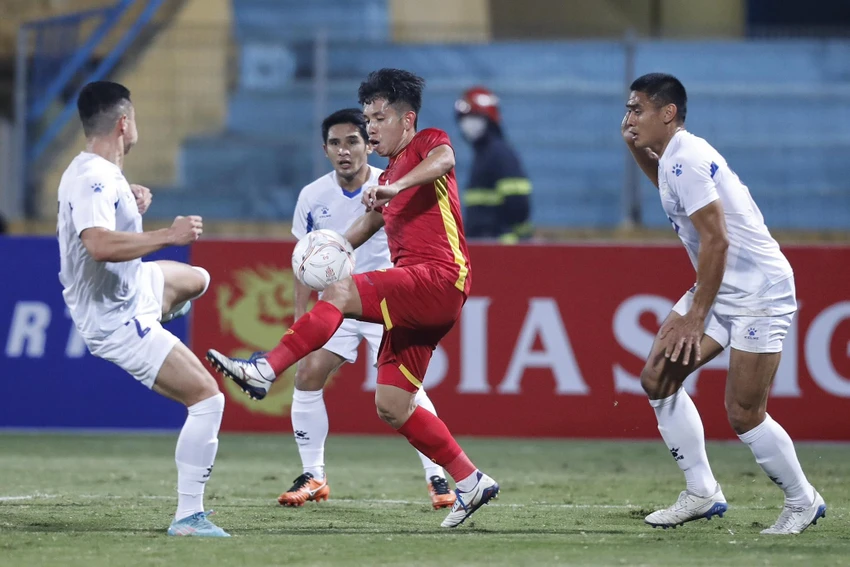 Hồng Duy tranh bóng cùng cầu thủ Philippines. ẢNH: ANH PHƯƠNG Hồng Duy tranh bóng cùng cầu thủ Philippines. ẢNH: ANH PHƯƠNG