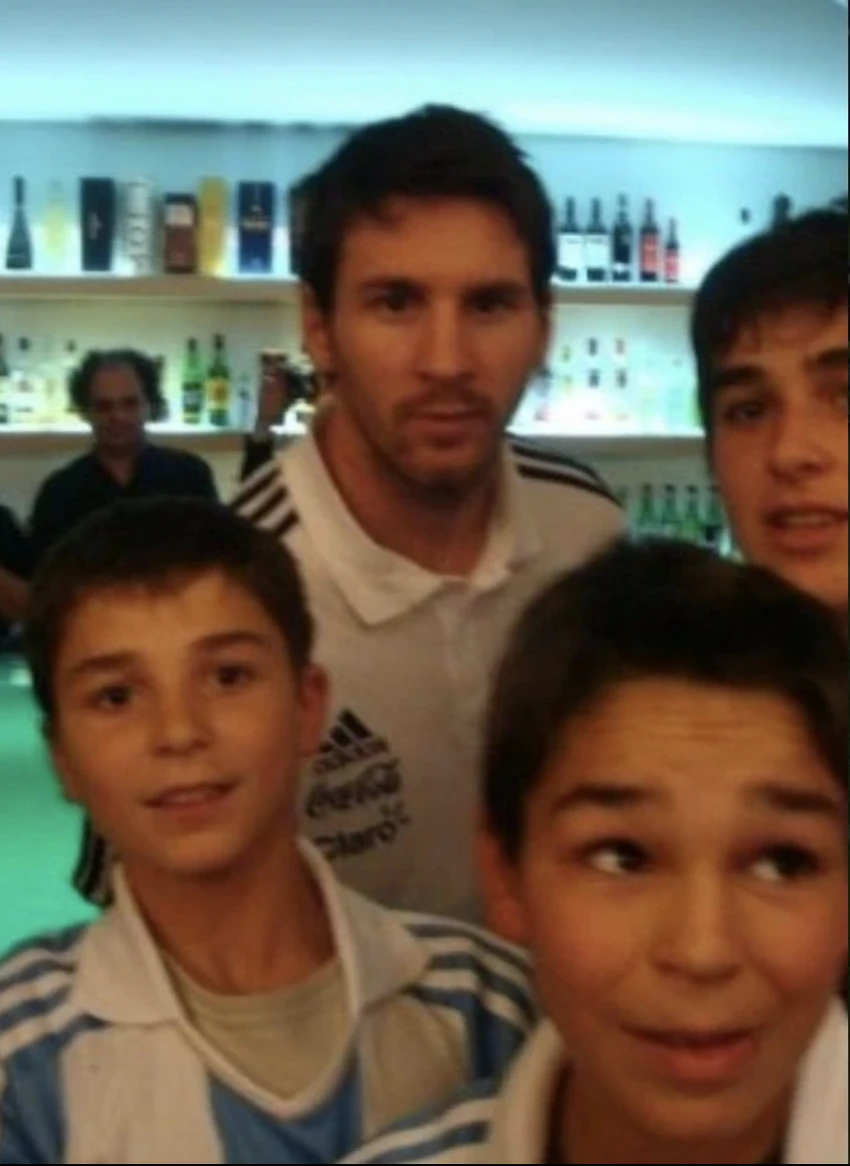 Bức ảnh chụp chung của Messi và Alvarez 10 năm trước. Ảnh: TWITTER Bức ảnh chụp chung của Messi và Alvarez 10 năm trước. Ảnh: TWITTER