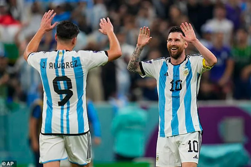 Bộ đôi Lionel Messi và Julian Alvarez làm nên chiến thắng cho Argentina ở bán kết World Cup 2022. ẢNH: AP Bộ đôi Lionel Messi và Julian Alvarez làm nên chiến thắng cho Argentina ở bán kết World Cup 2022. ẢNH: AP