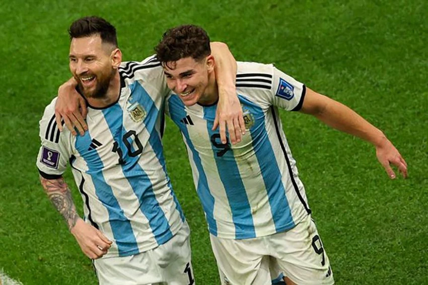 Lionel Messi và Julian Alvarez ghi 3 bàn thắng vào lưới Croatia giúp Argentina vào chung kết World Cup 2022. ẢNH: GETTY Lionel Messi và Julian Alvarez ghi 3 bàn thắng vào lưới Croatia giúp Argentina vào chung kết World Cup 2022. ẢNH: GETTY