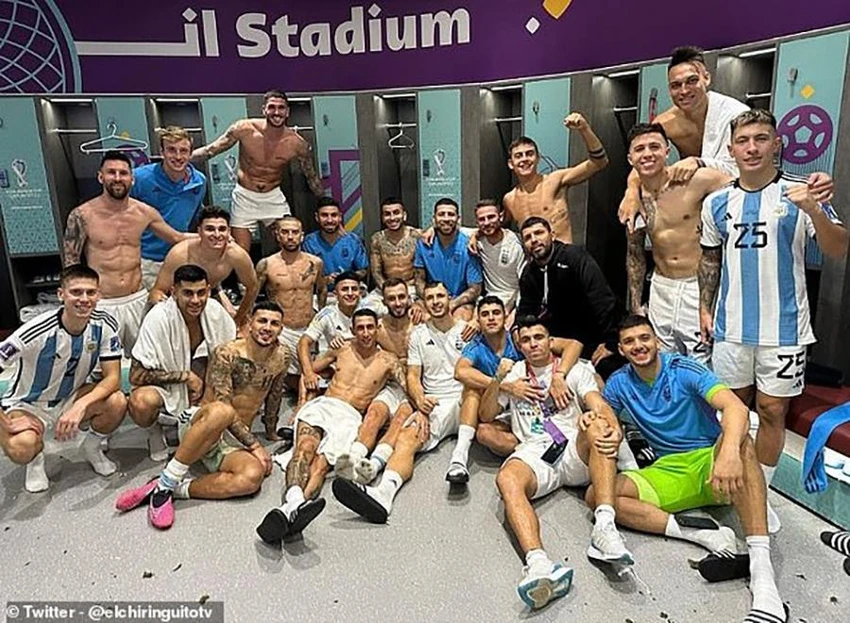 Bức ảnh chụp cả đội Argentina ăn mừng trong phòng thay đồ. ẢNH: TWITTER Bức ảnh chụp cả đội Argentina ăn mừng trong phòng thay đồ. ẢNH: TWITTER