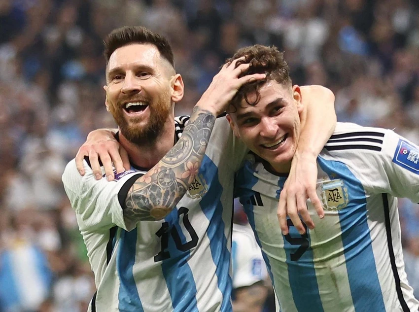 Julian Alvarez đang thi đấu rất hay bên cạnh Messi. Ảnh: Getty Julian Alvarez đang thi đấu rất hay bên cạnh Messi. Ảnh: Getty