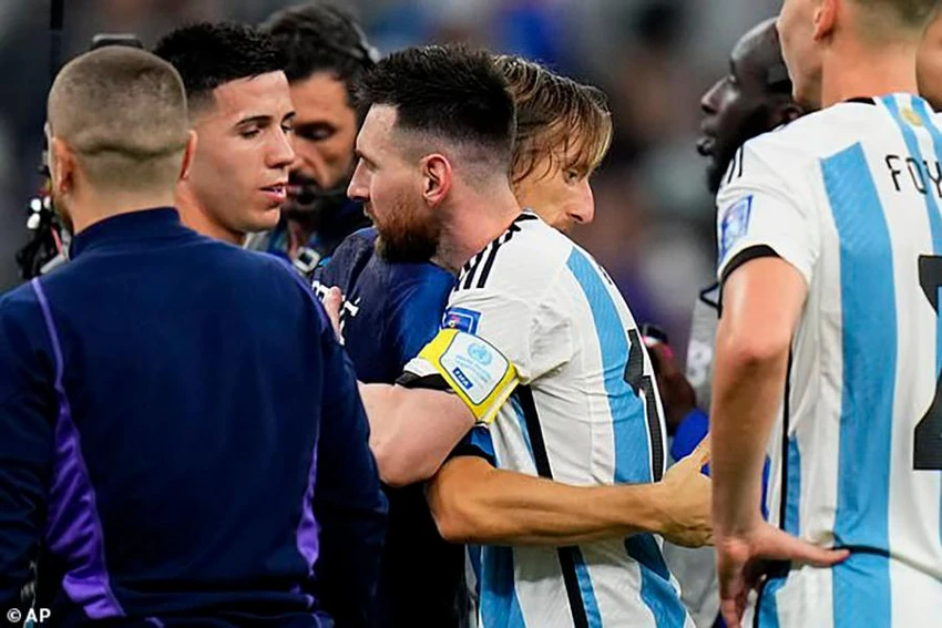 Messi ôm an ủi Luka Modric sau trận đấu. ẢNH: AP Messi ôm an ủi Luka Modric sau trận đấu. ẢNH: AP