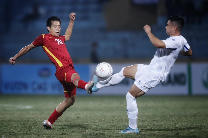 Văn Quyết ghi bàn duy nhất trận đấu đầy may mắn. ẢNH: ANH PHƯƠNG Văn Quyết ghi bàn duy nhất trận đấu đầy may mắn. ẢNH: ANH PHƯƠNG