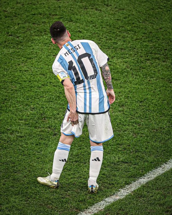 Tình huống này của Messi khiến người hâm mộ cảm thấy lo lắng và sợ hãi. ẢNH: DAILY STAR
