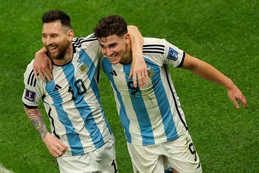 Messi và Alvarez cùng nhau ghi 3 bàn giúp Argentina hạ Croatia 3-0 ở bán kết World Cup 2022. ẢNH: GETTY Messi và Alvarez cùng nhau ghi 3 bàn giúp Argentina hạ Croatia 3-0 ở bán kết World Cup 2022. ẢNH: GETTY
