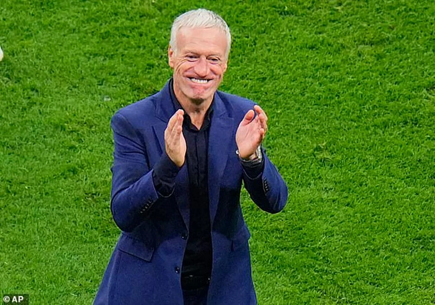 HLV Didier Deschamps muốn Pháp tận hưởng niềm vui trước khi bước vào trận quyết định với Argentina. ẢNH: AP HLV Didier Deschamps muốn Pháp tận hưởng niềm vui trước khi bước vào trận quyết định với Argentina. ẢNH: AP