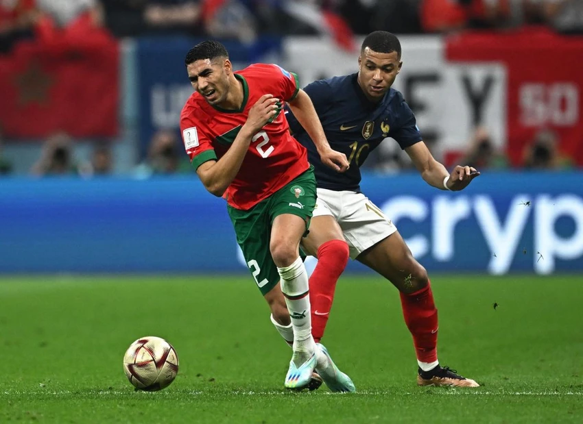 Hai ngôi sao của PSG, Hakimi và Mbappe đối đầu với nhau. ẢNH: GETTY